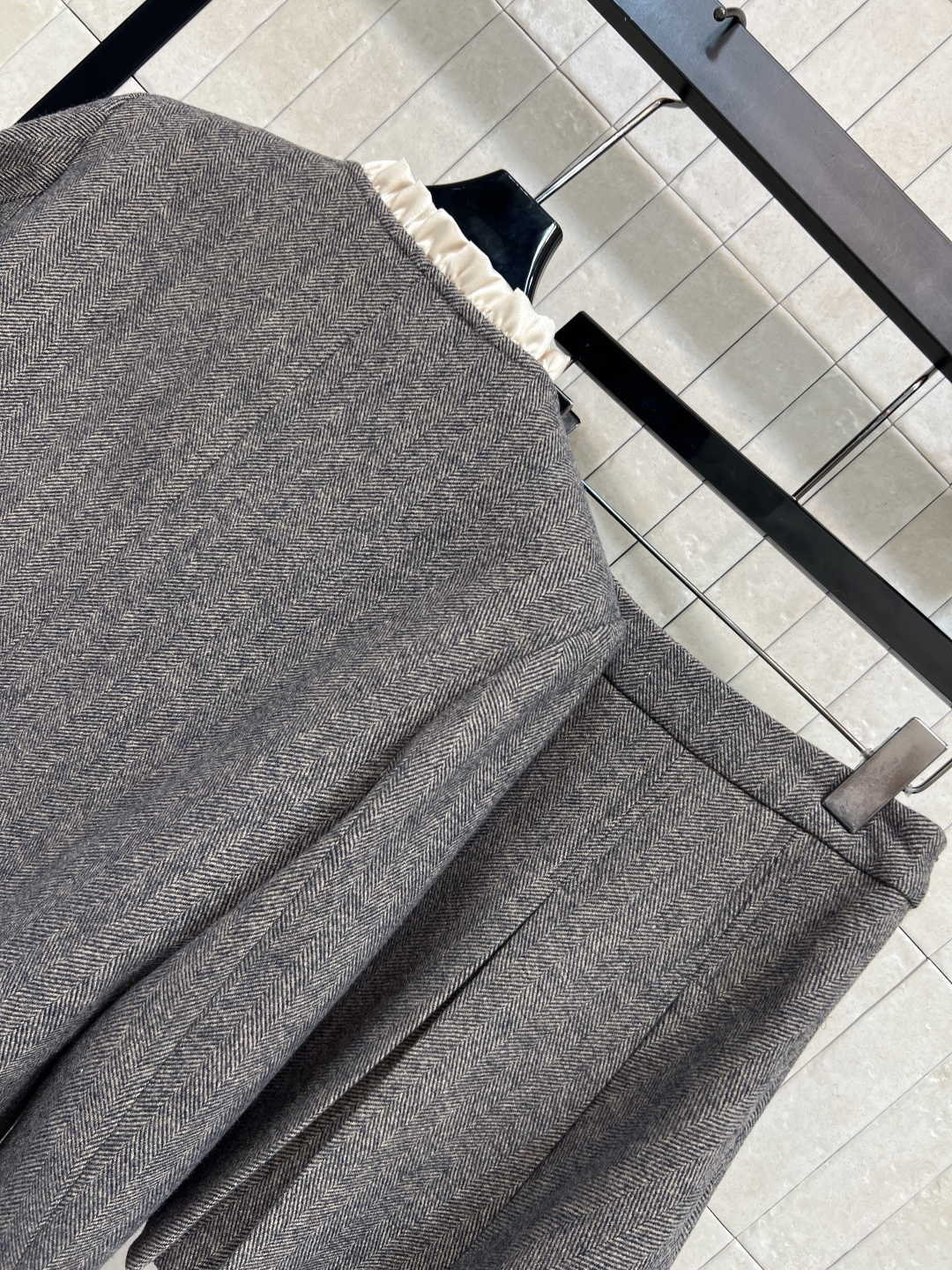 CE家 25秋冬新款 小香风毛呢套装 假两件短款外套+百褶裙 外套领口拼接木耳花边点缀 袖口假两件设计 