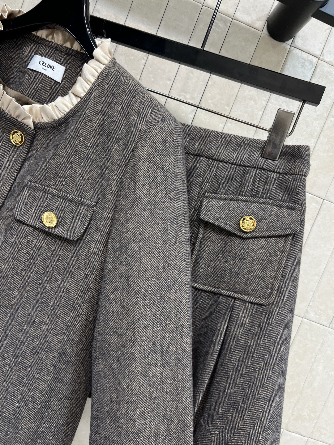 CE家 25秋冬新款 小香风毛呢套装 假两件短款外套+百褶裙 外套领口拼接木耳花边点缀 袖口假两件设计 