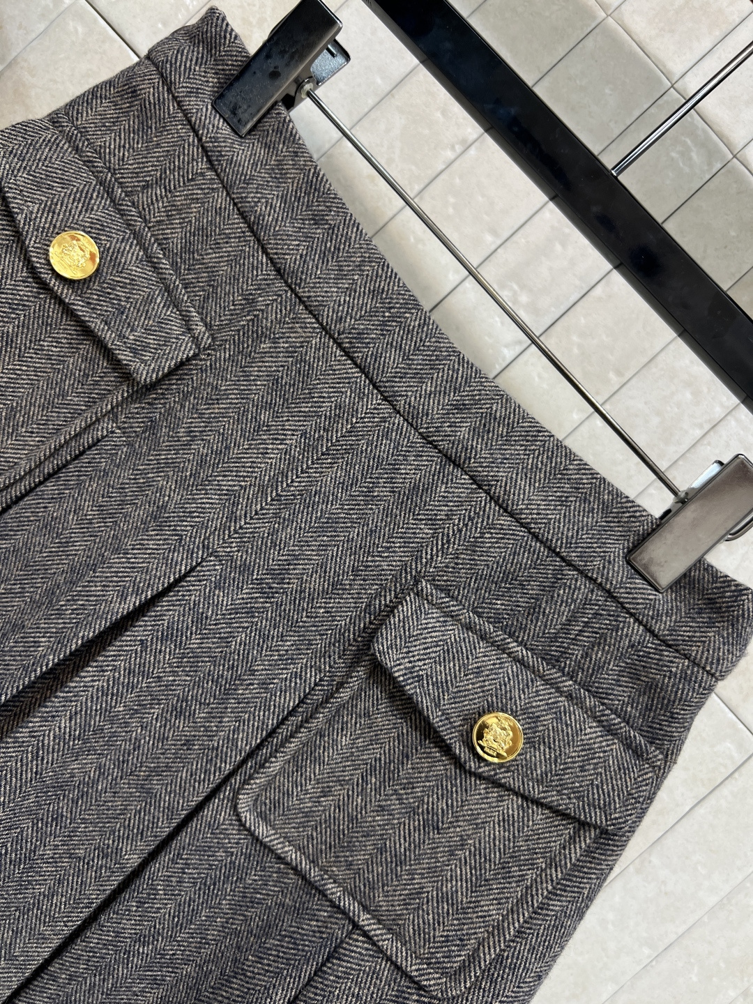 CE家 25秋冬新款 小香风毛呢套装 假两件短款外套+百褶裙 外套领口拼接木耳花边点缀 袖口假两件设计 