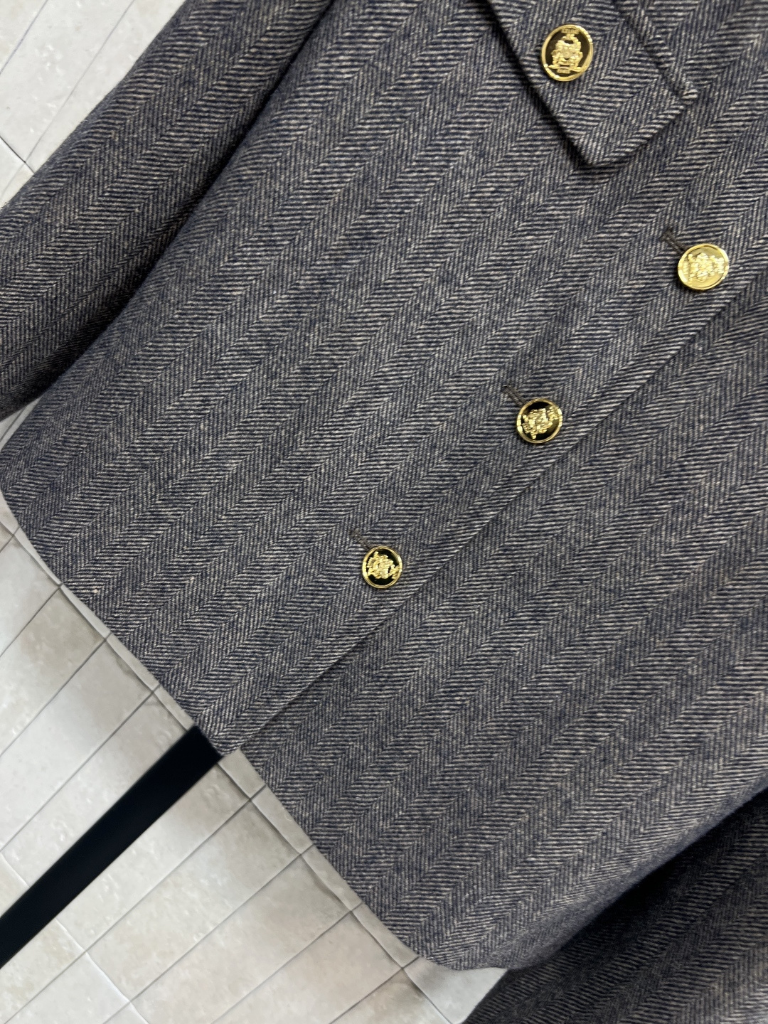 CE家 25秋冬新款 小香风毛呢套装 假两件短款外套+百褶裙 外套领口拼接木耳花边点缀 袖口假两件设计 