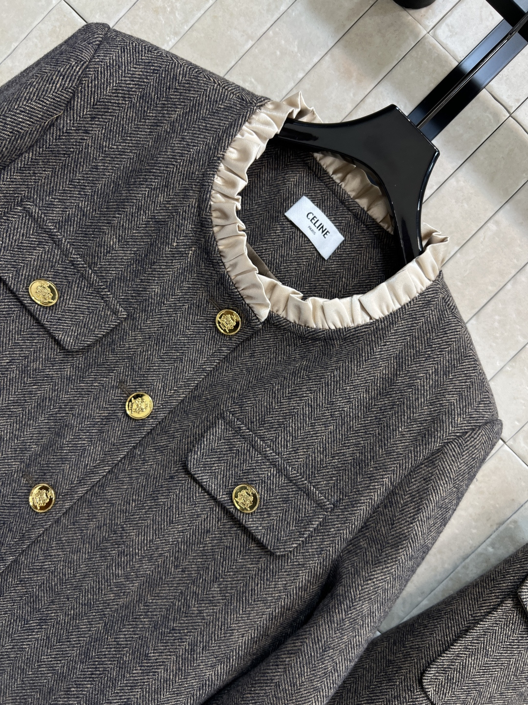 CE家 25秋冬新款 小香风毛呢套装 假两件短款外套+百褶裙 外套领口拼接木耳花边点缀 袖口假两件设计 