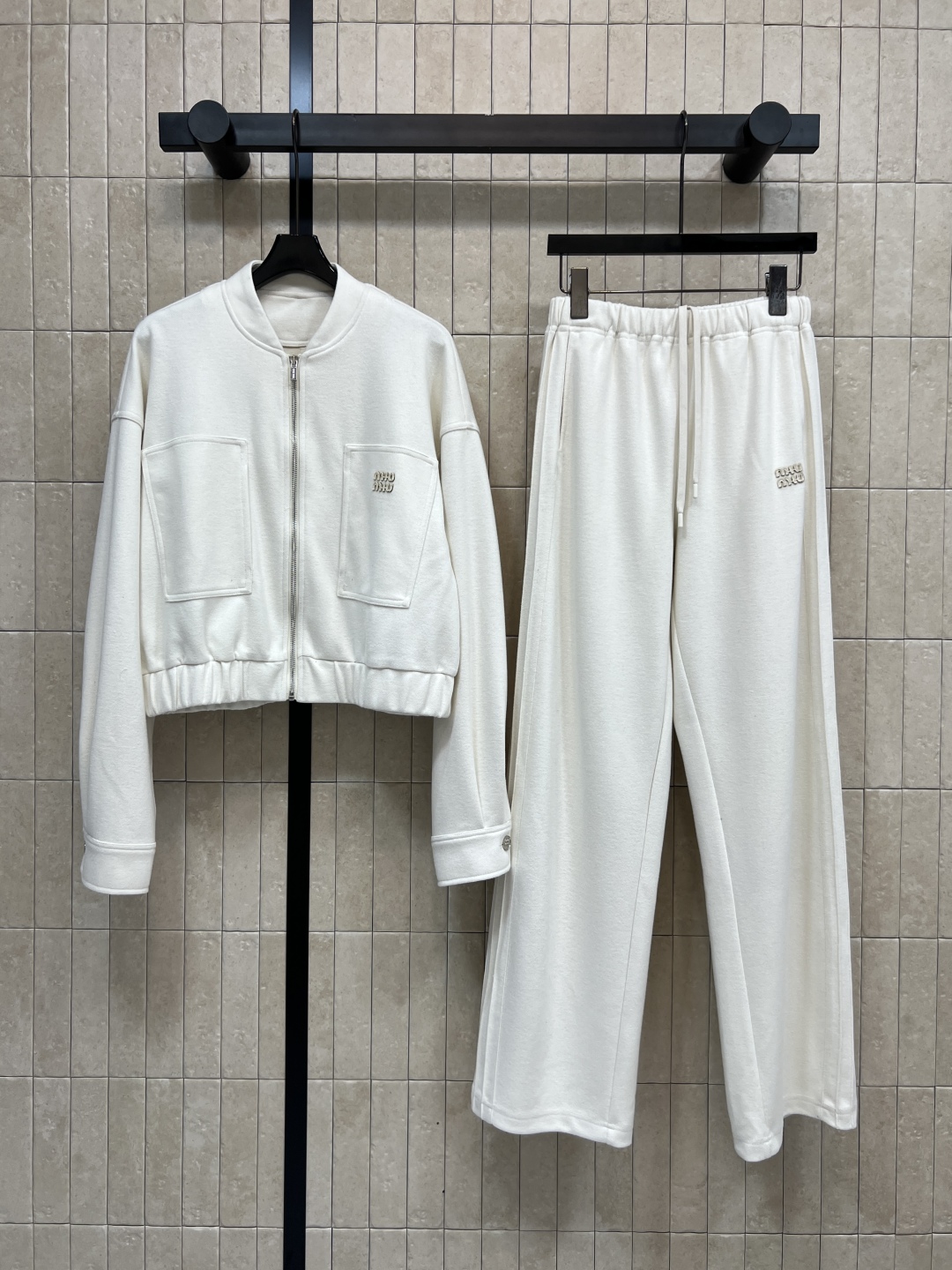 MIU家25秋冬新款 简约风休闲套装 棒球夹克外套+高腰休闲裤 经典品牌logo标志 一套上身实用又百搭