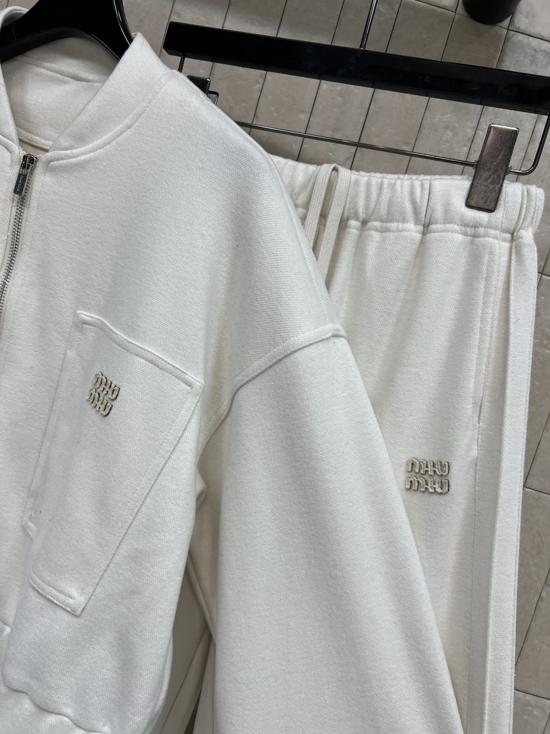 MIU家25秋冬新款 简约风休闲套装 棒球夹克外套+高腰休闲裤 经典品牌logo标志 一套上身实用又百搭