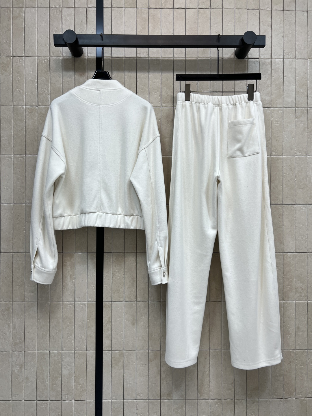 MIU家25秋冬新款 简约风休闲套装 棒球夹克外套+高腰休闲裤 经典品牌logo标志 一套上身实用又百搭