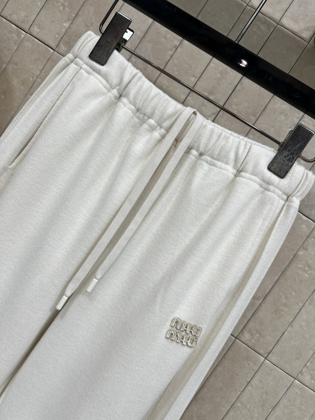 MIU家25秋冬新款 简约风休闲套装 棒球夹克外套+高腰休闲裤 经典品牌logo标志 一套上身实用又百搭