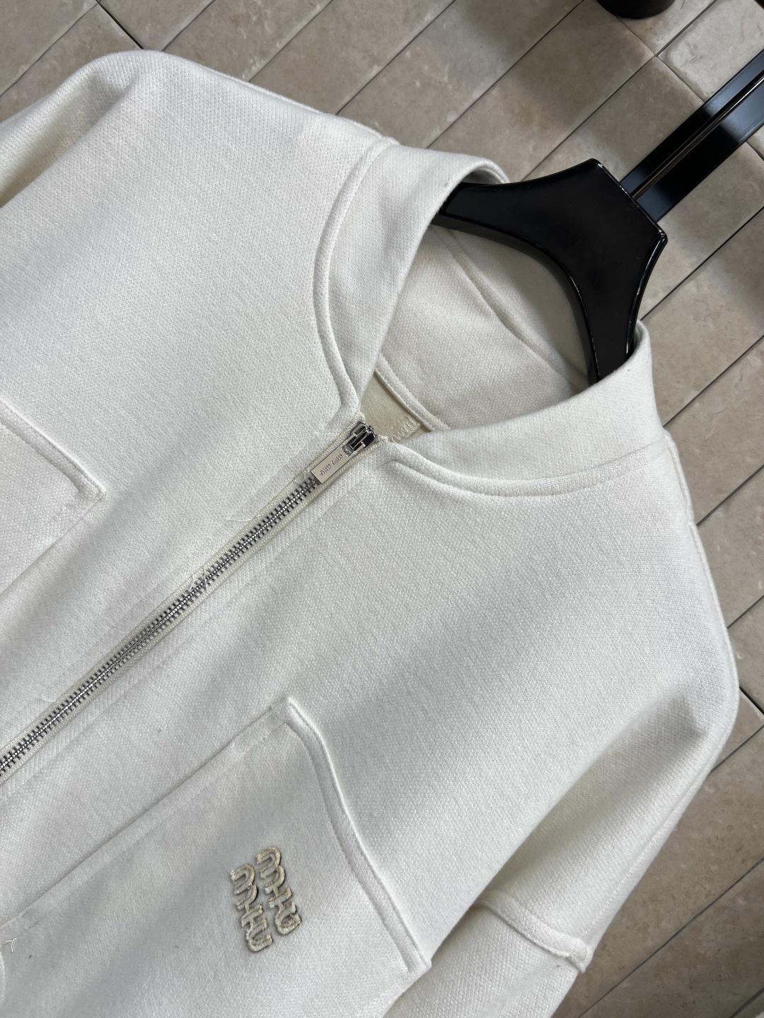 MIU家25秋冬新款 简约风休闲套装 棒球夹克外套+高腰休闲裤 经典品牌logo标志 一套上身实用又百搭