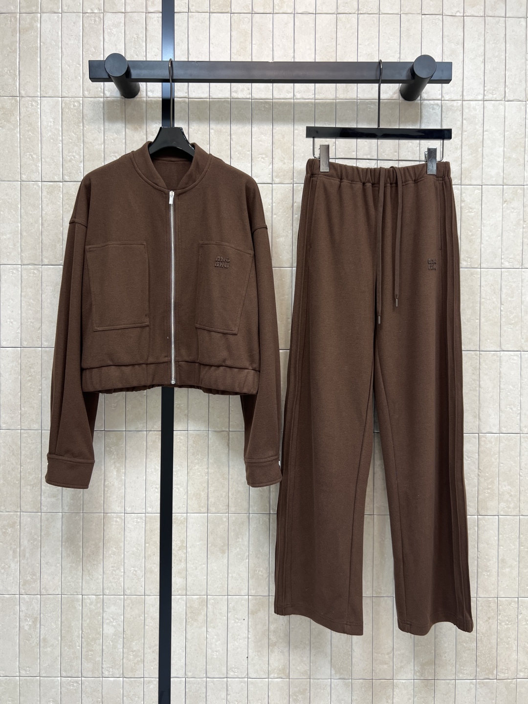 MIU家25秋冬新款 简约风休闲套装 棒球夹克外套+高腰休闲裤 经典品牌logo标志 一套上身实用又百搭