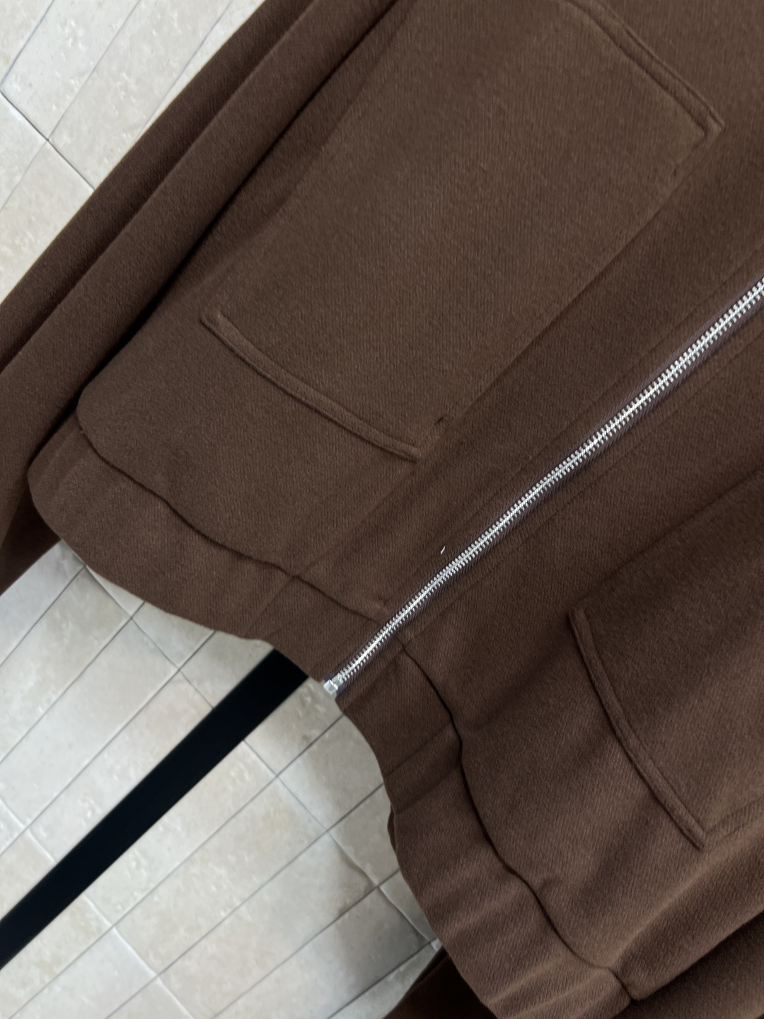 MIU家25秋冬新款 简约风休闲套装 棒球夹克外套+高腰休闲裤 经典品牌logo标志 一套上身实用又百搭