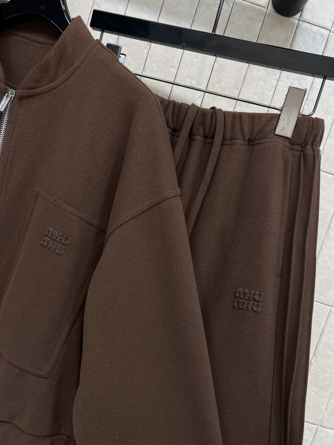 MIU家25秋冬新款 简约风休闲套装 棒球夹克外套+高腰休闲裤 经典品牌logo标志 一套上身实用又百搭