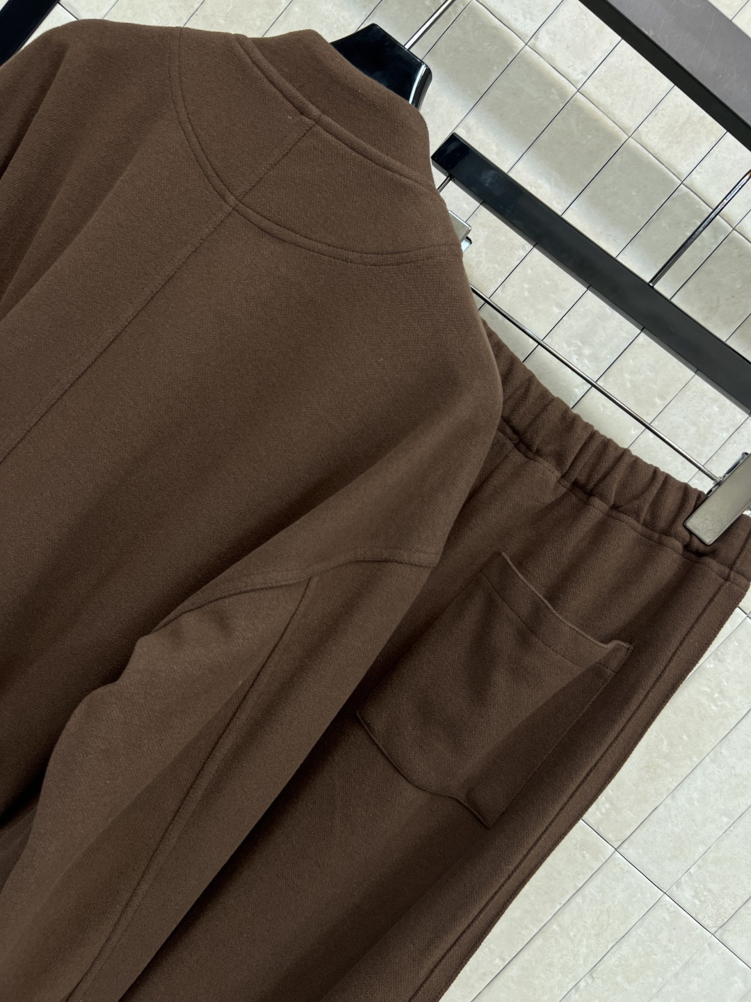 MIU家25秋冬新款 简约风休闲套装 棒球夹克外套+高腰休闲裤 经典品牌logo标志 一套上身实用又百搭