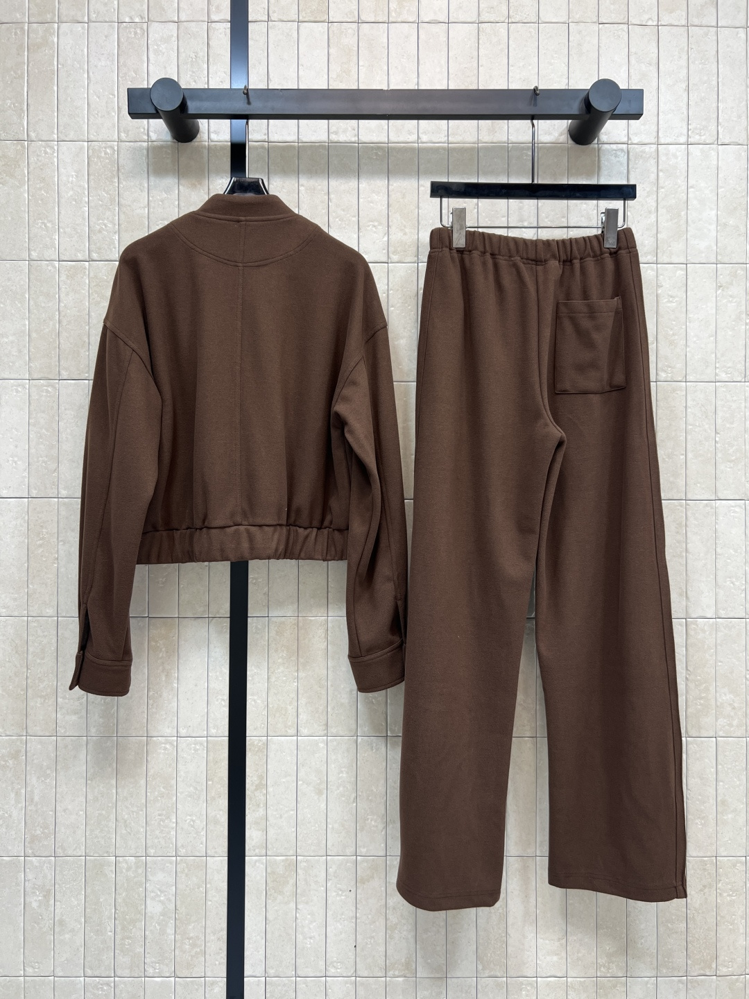 MIU家25秋冬新款 简约风休闲套装 棒球夹克外套+高腰休闲裤 经典品牌logo标志 一套上身实用又百搭