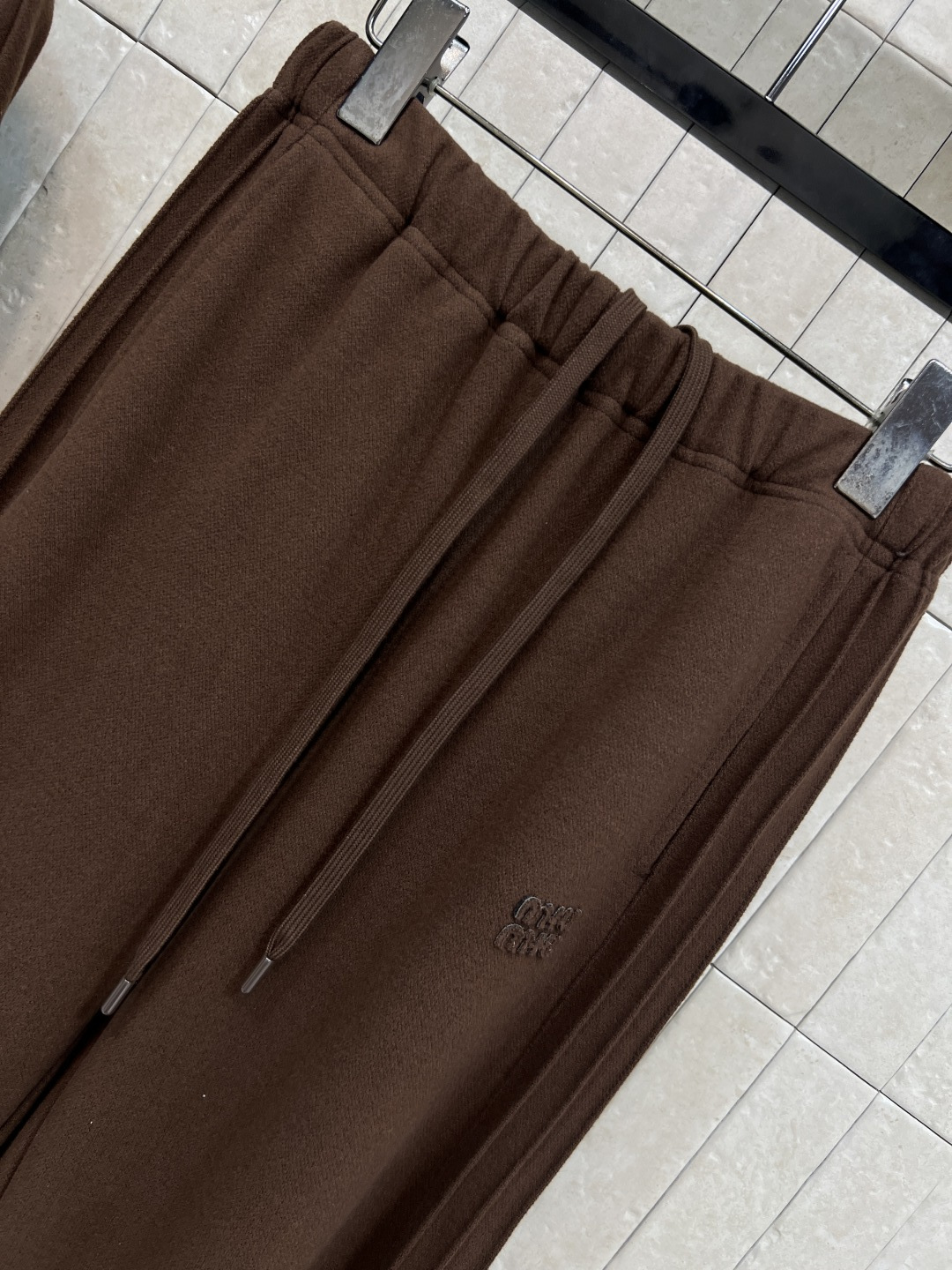 MIU家25秋冬新款 简约风休闲套装 棒球夹克外套+高腰休闲裤 经典品牌logo标志 一套上身实用又百搭