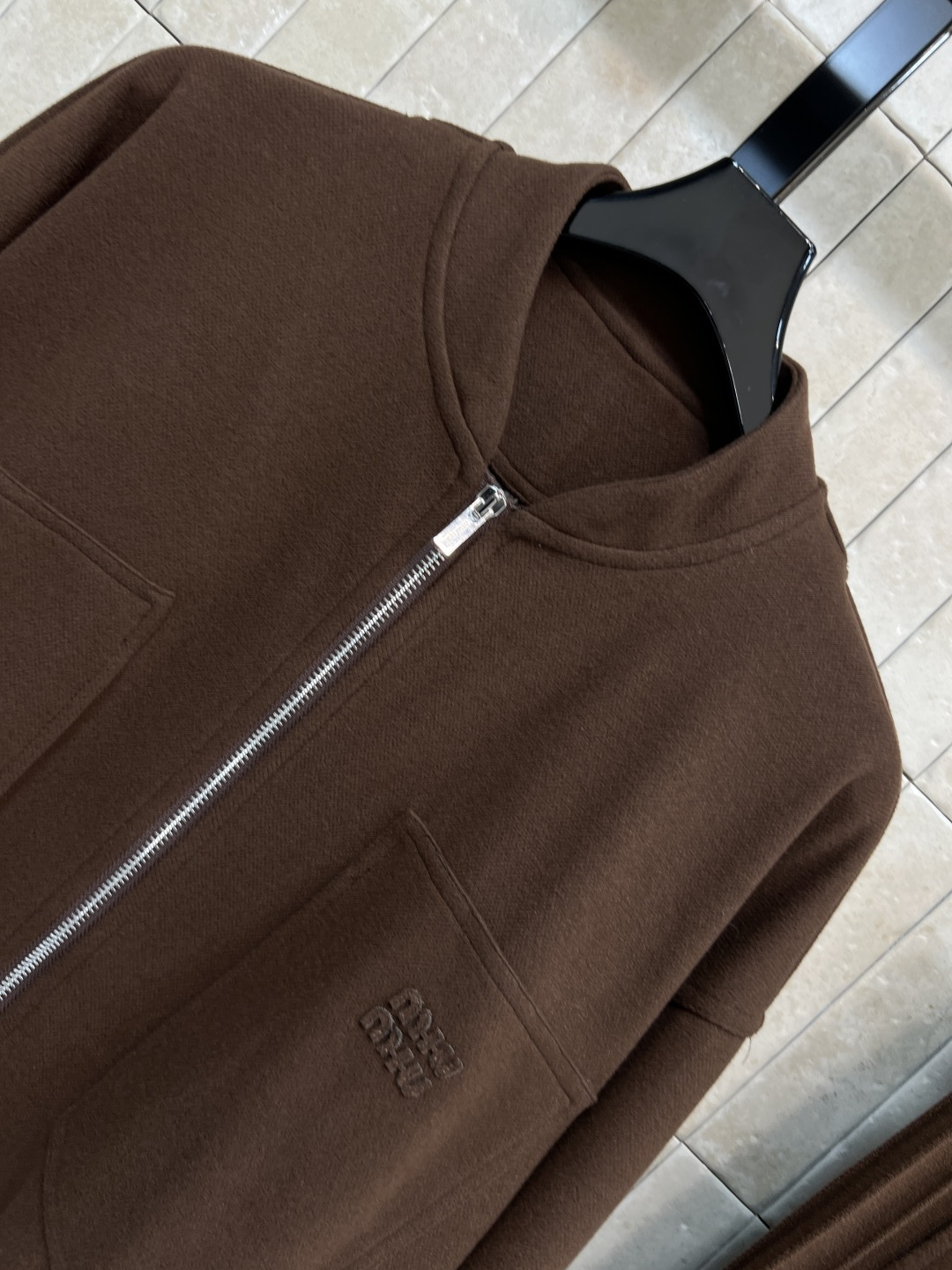 MIU家25秋冬新款 简约风休闲套装 棒球夹克外套+高腰休闲裤 经典品牌logo标志 一套上身实用又百搭