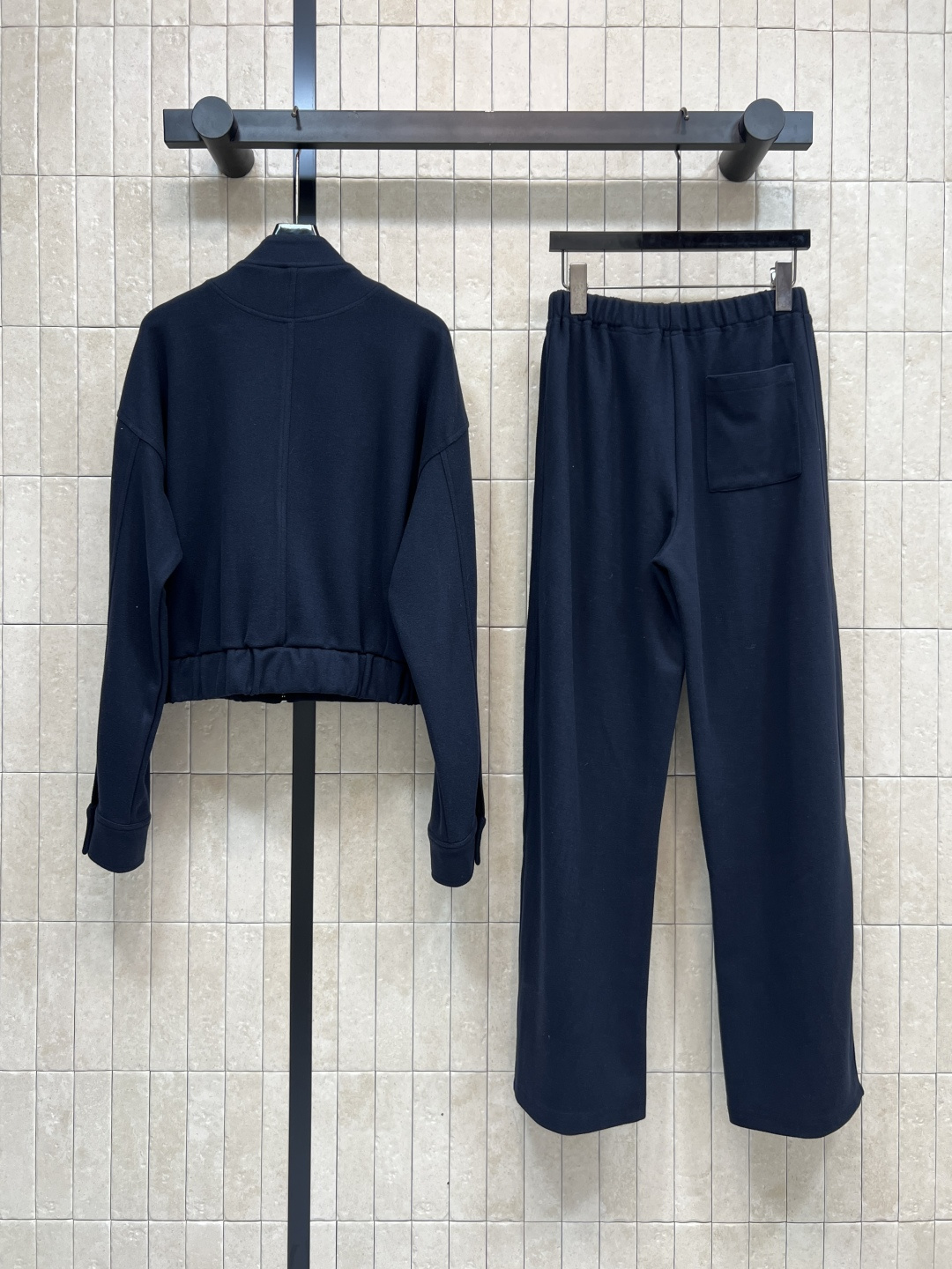 MIU家25秋冬新款 简约风休闲套装 棒球夹克外套+高腰休闲裤 经典品牌logo标志 一套上身实用又百搭