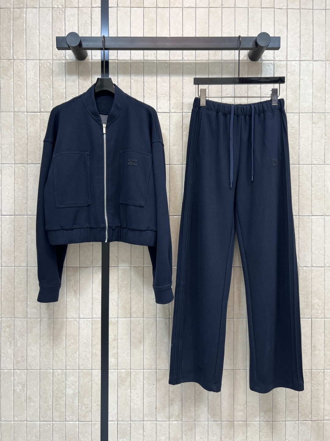 MIU家25秋冬新款 简约风休闲套装 棒球夹克外套+高腰休闲裤 经典品牌logo标志 一套上身实用又百搭