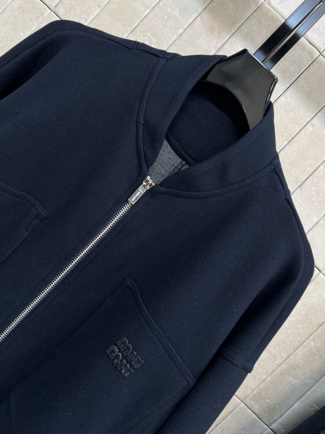 MIU家25秋冬新款 简约风休闲套装 棒球夹克外套+高腰休闲裤 经典品牌logo标志 一套上身实用又百搭