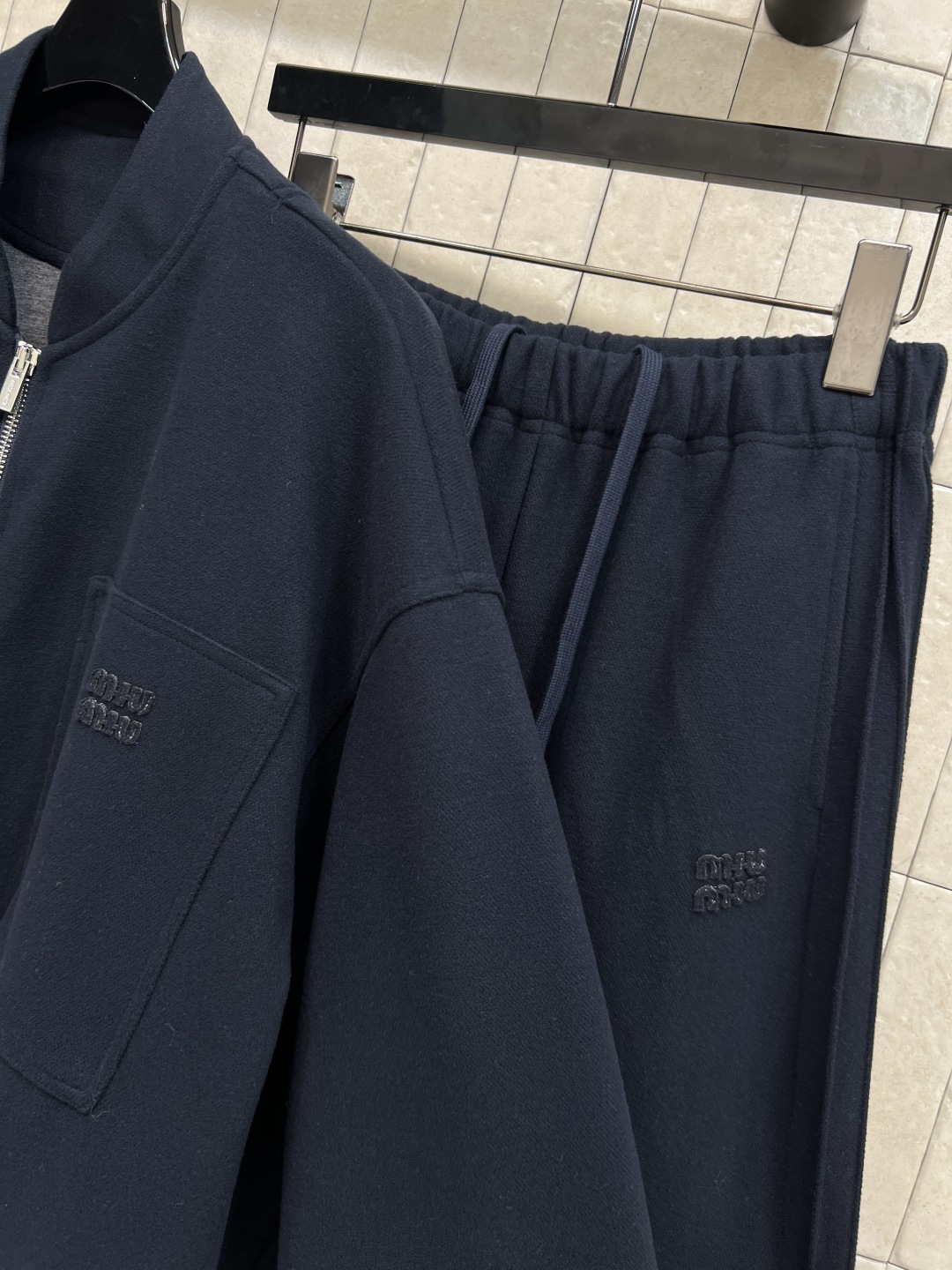 MIU家25秋冬新款 简约风休闲套装 棒球夹克外套+高腰休闲裤 经典品牌logo标志 一套上身实用又百搭