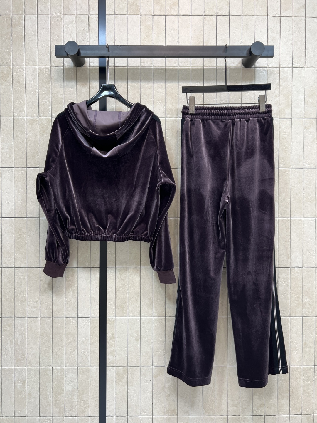 MIU家 25秋冬新款 丝绒绒运动套装 连帽套头卫衣+高腰休闲裤 定制丝绒面料柔软有光泽感 秋冬穿超舒服
