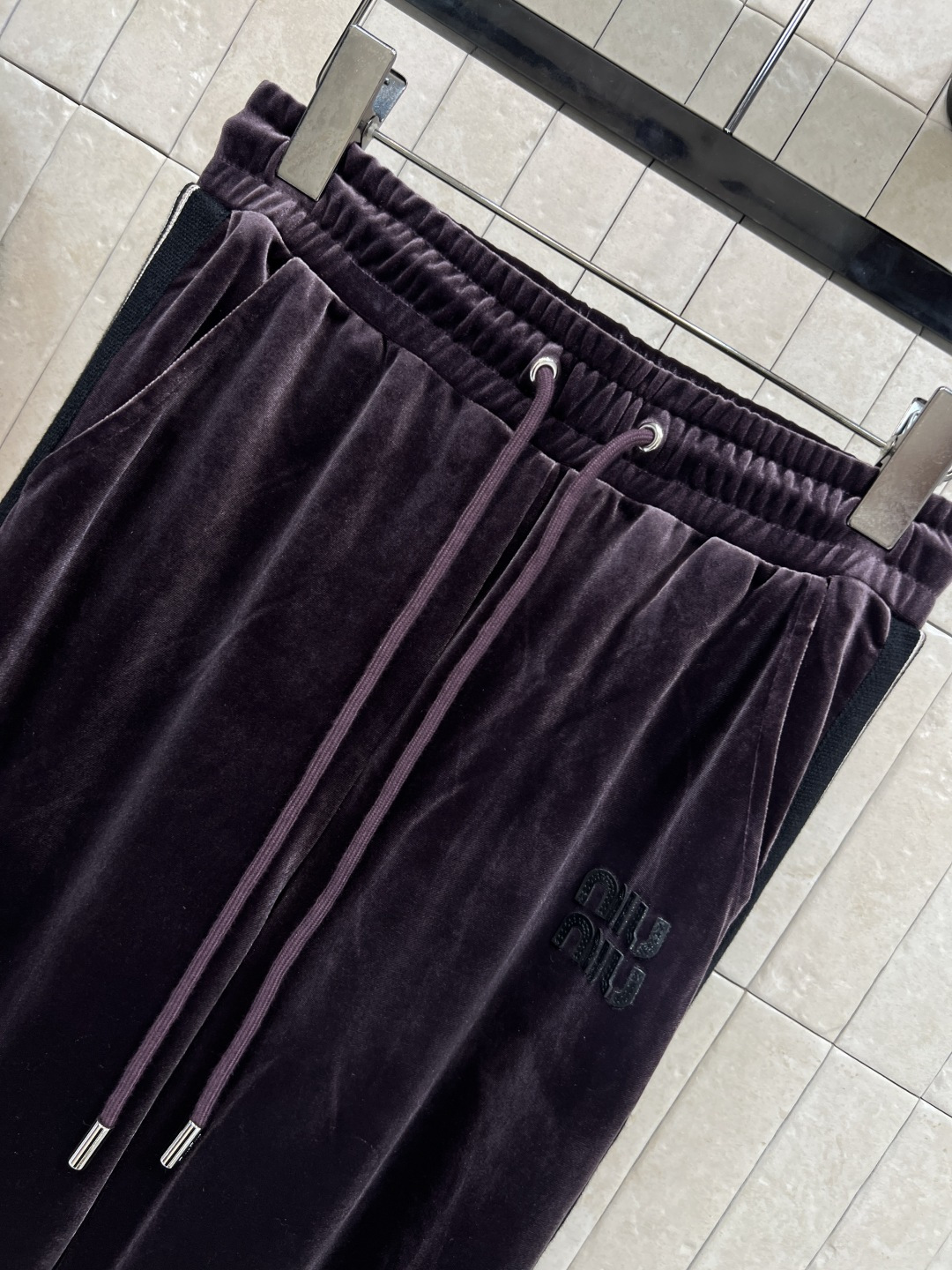 MIU家 25秋冬新款 丝绒绒运动套装 连帽套头卫衣+高腰休闲裤 定制丝绒面料柔软有光泽感 秋冬穿超舒服