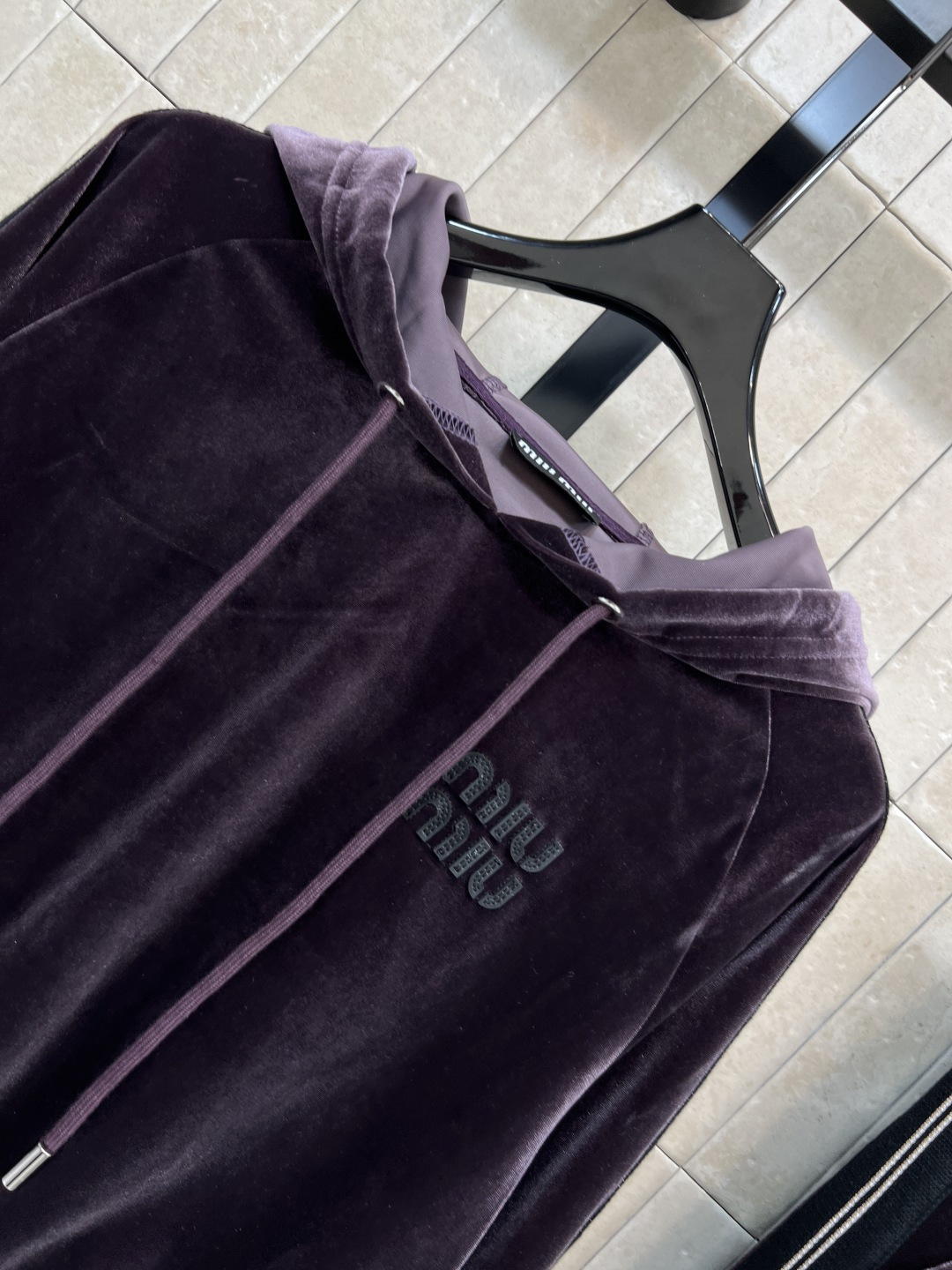 MIU家 25秋冬新款 丝绒绒运动套装 连帽套头卫衣+高腰休闲裤 定制丝绒面料柔软有光泽感 秋冬穿超舒服