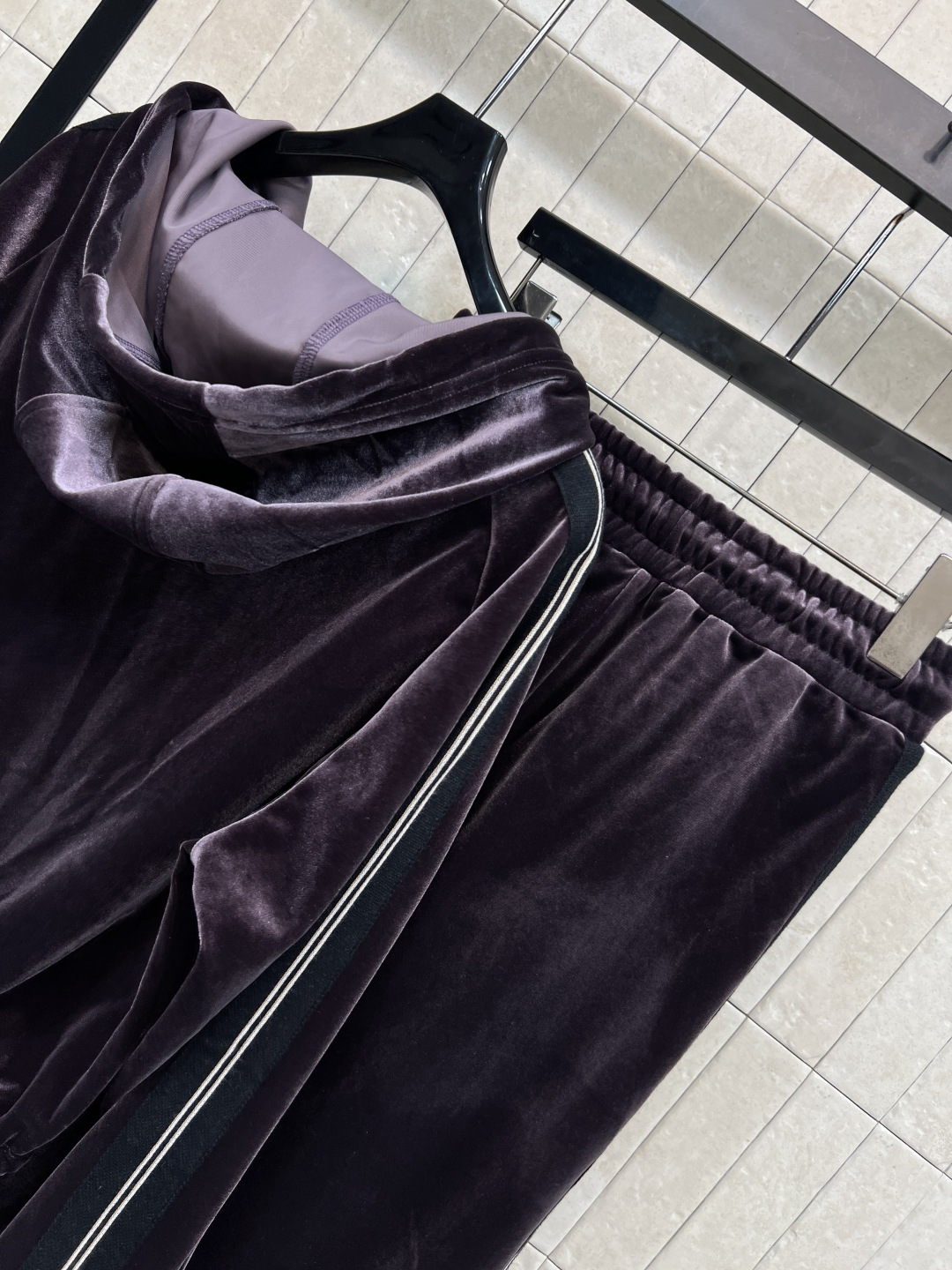 MIU家 25秋冬新款 丝绒绒运动套装 连帽套头卫衣+高腰休闲裤 定制丝绒面料柔软有光泽感 秋冬穿超舒服