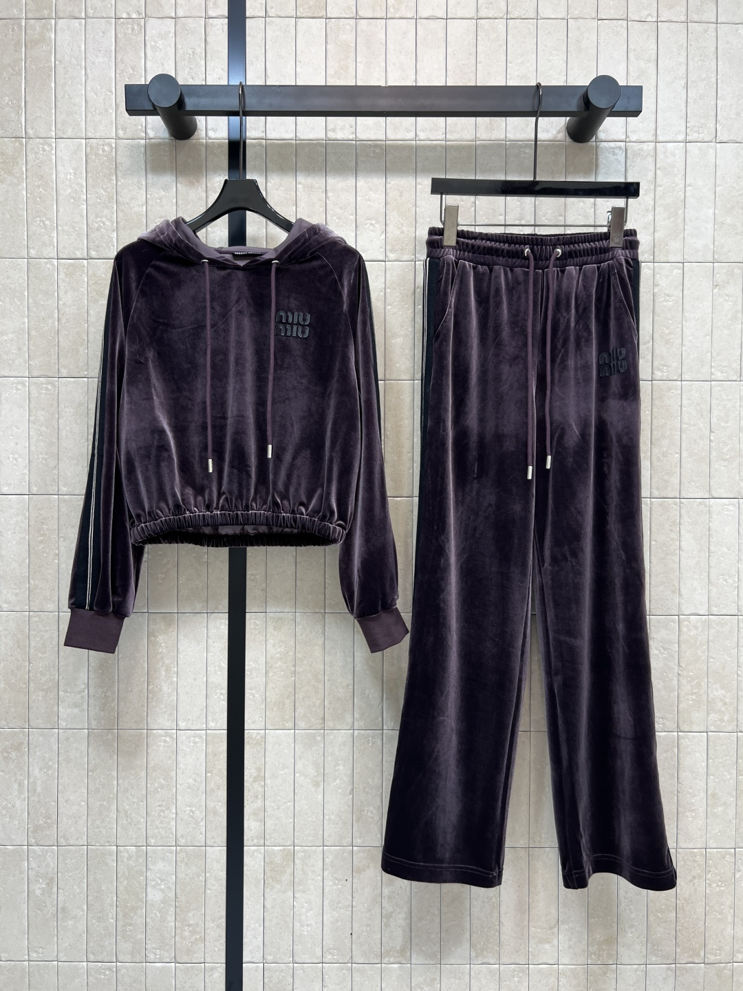 MIU家 25秋冬新款 丝绒绒运动套装 连帽套头卫衣+高腰休闲裤 定制丝绒面料柔软有光泽感 秋冬穿超舒服