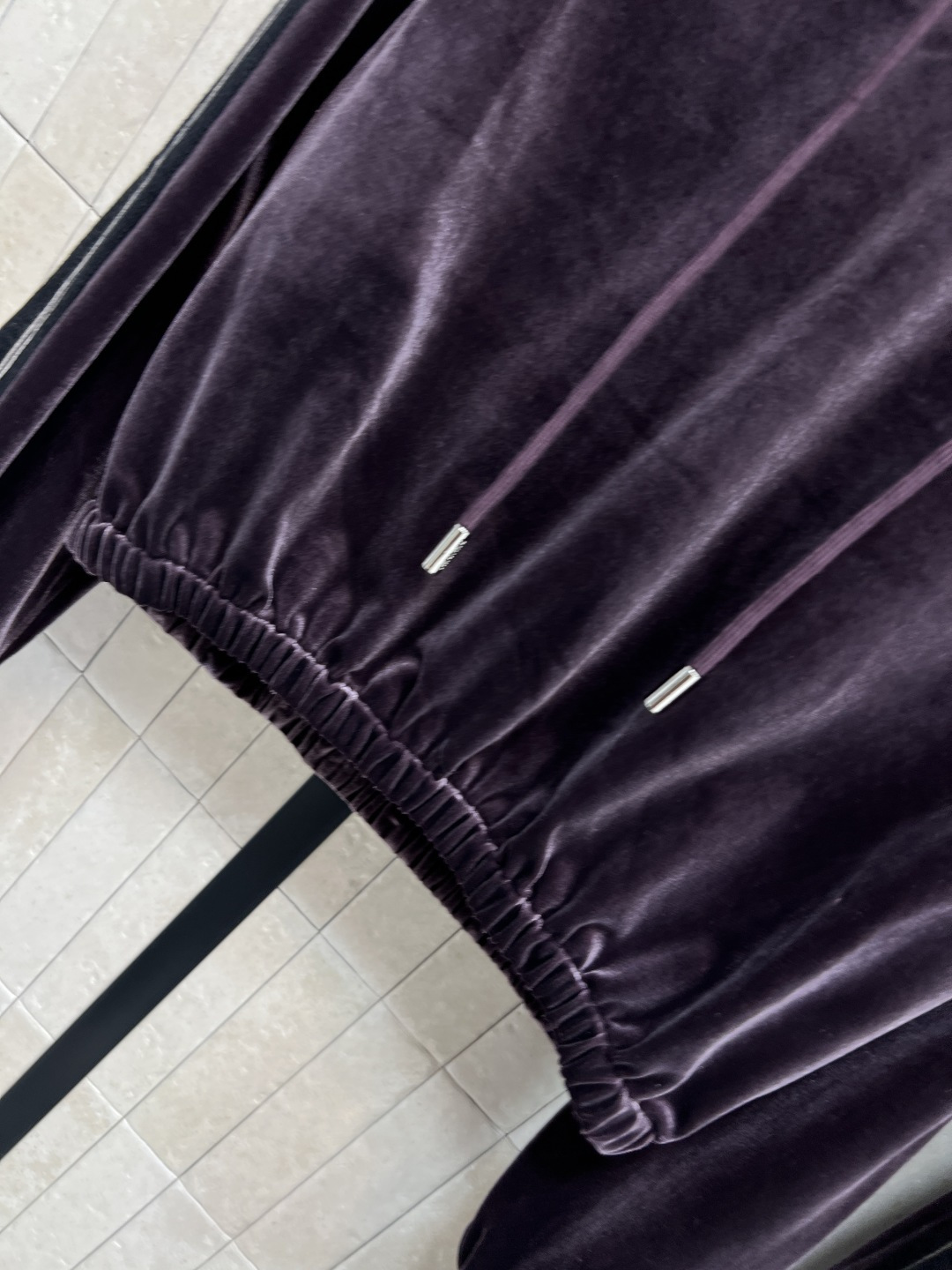 MIU家 25秋冬新款 丝绒绒运动套装 连帽套头卫衣+高腰休闲裤 定制丝绒面料柔软有光泽感 秋冬穿超舒服