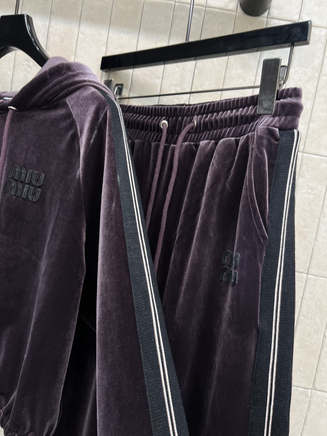 MIU家 25秋冬新款 丝绒绒运动套装 连帽套头卫衣+高腰休闲裤 定制丝绒面料柔软有光泽感 秋冬穿超舒服