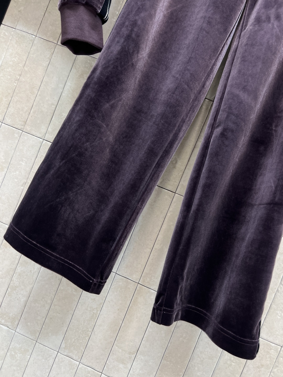 MIU家 25秋冬新款 丝绒绒运动套装 连帽套头卫衣+高腰休闲裤 定制丝绒面料柔软有光泽感 秋冬穿超舒服