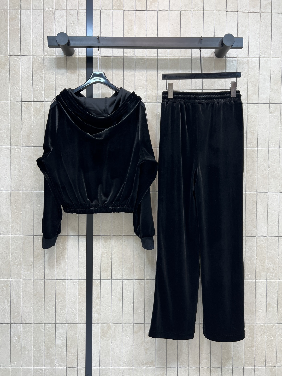 MIU家 25秋冬新款 丝绒绒运动套装 连帽套头卫衣+高腰休闲裤 定制丝绒面料柔软有光泽感 秋冬穿超舒服