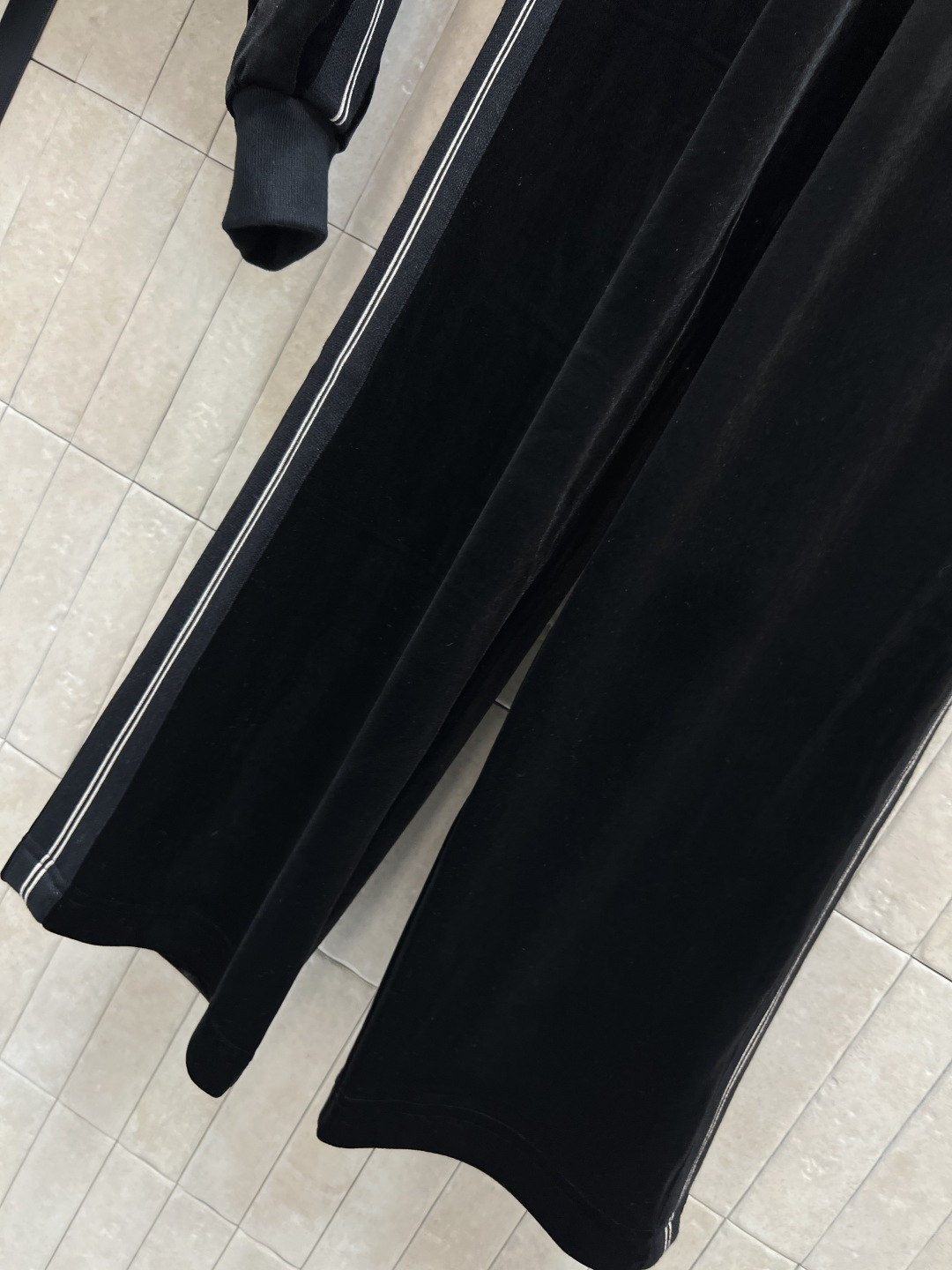 MIU家 25秋冬新款 丝绒绒运动套装 连帽套头卫衣+高腰休闲裤 定制丝绒面料柔软有光泽感 秋冬穿超舒服