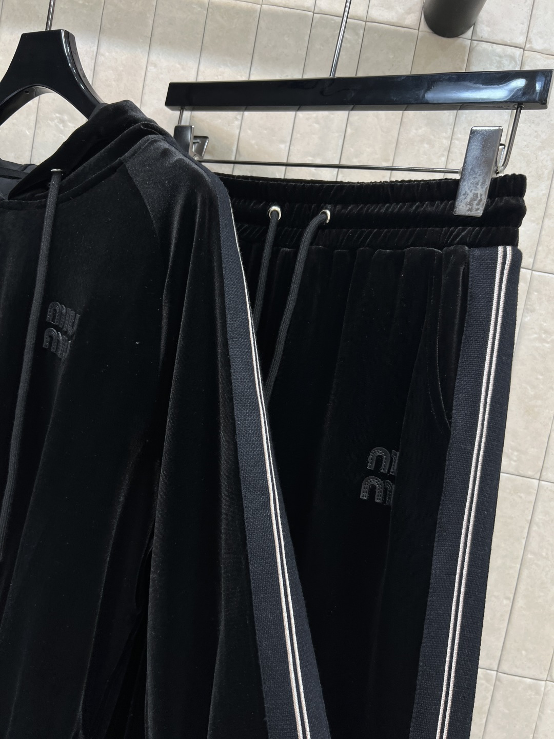 MIU家 25秋冬新款 丝绒绒运动套装 连帽套头卫衣+高腰休闲裤 定制丝绒面料柔软有光泽感 秋冬穿超舒服