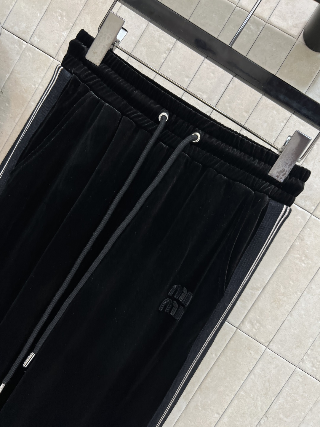 MIU家 25秋冬新款 丝绒绒运动套装 连帽套头卫衣+高腰休闲裤 定制丝绒面料柔软有光泽感 秋冬穿超舒服