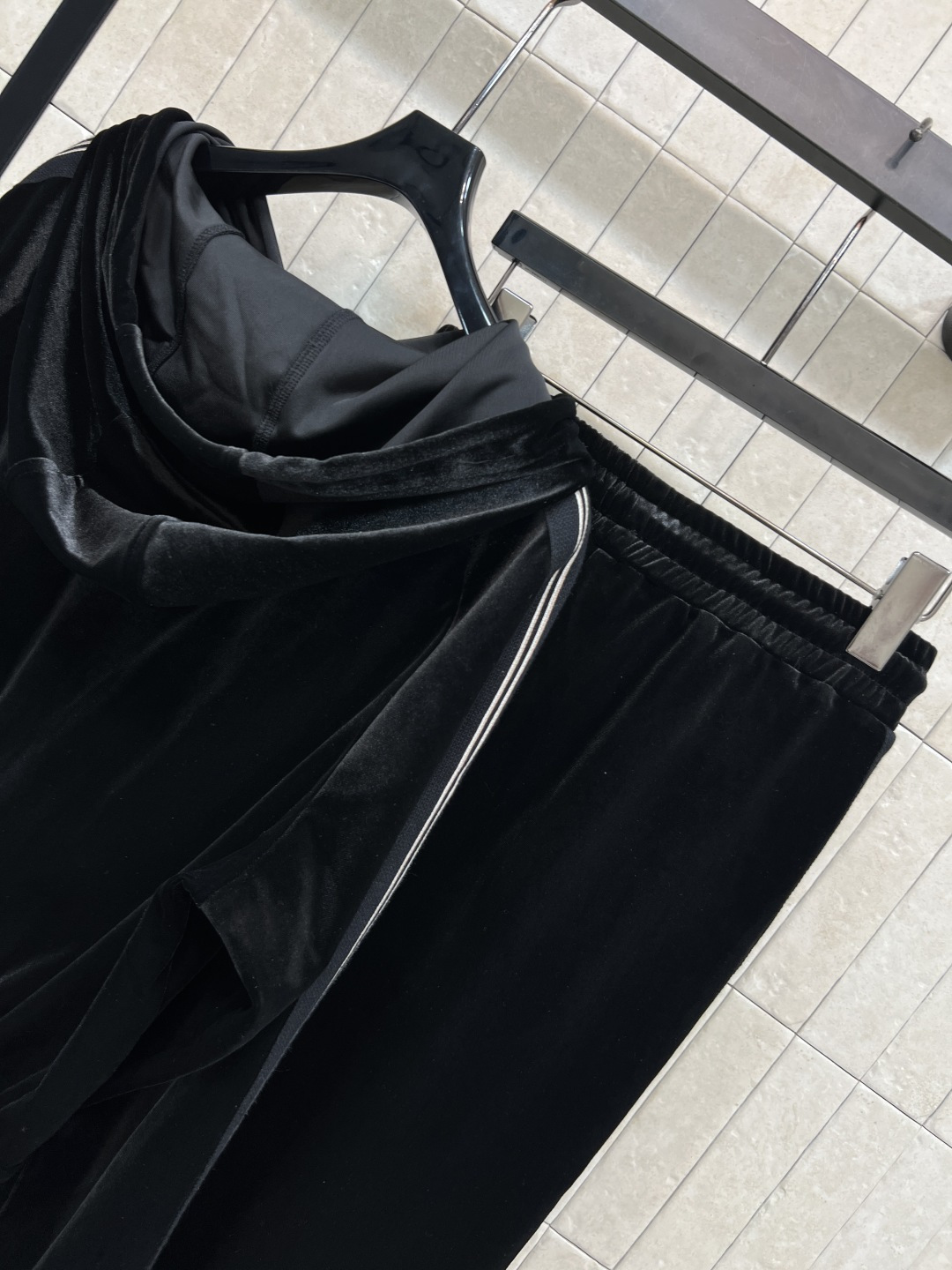 MIU家 25秋冬新款 丝绒绒运动套装 连帽套头卫衣+高腰休闲裤 定制丝绒面料柔软有光泽感 秋冬穿超舒服