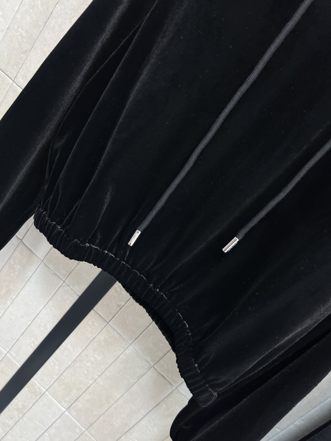 MIU家 25秋冬新款 丝绒绒运动套装 连帽套头卫衣+高腰休闲裤 定制丝绒面料柔软有光泽感 秋冬穿超舒服