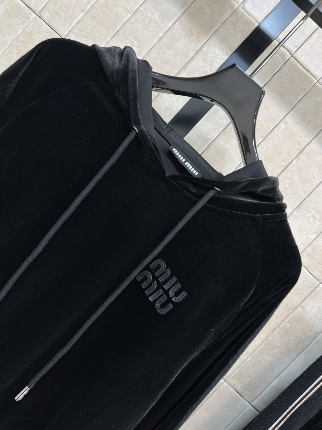 MIU家 25秋冬新款 丝绒绒运动套装 连帽套头卫衣+高腰休闲裤 定制丝绒面料柔软有光泽感 秋冬穿超舒服