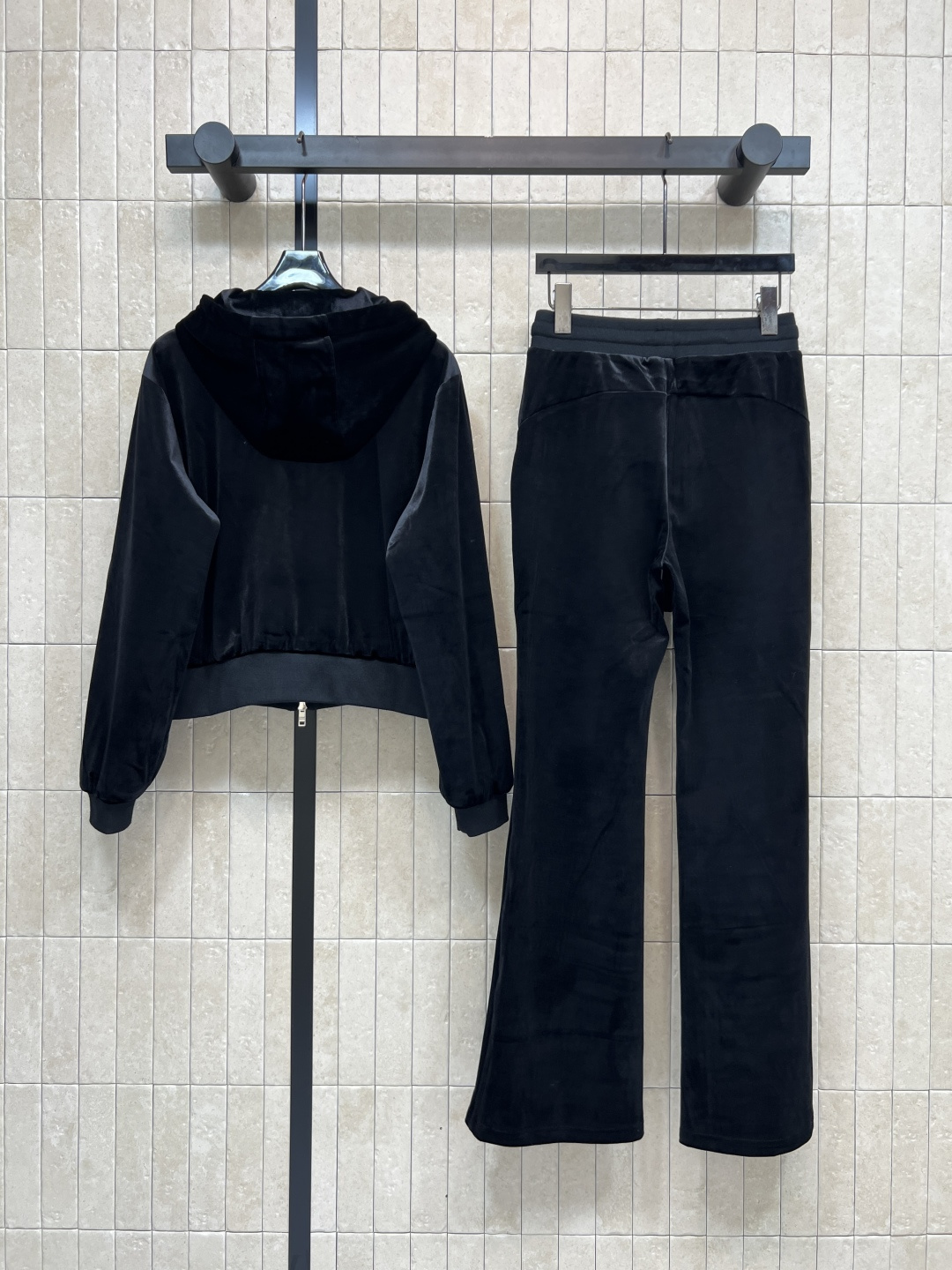 PD家 25秋冬新款 黑色丝绒运动套装 连帽拉链卫衣外套+高腰微喇叭裤 柔软丝绒材质 触感细腻又保暖 拉