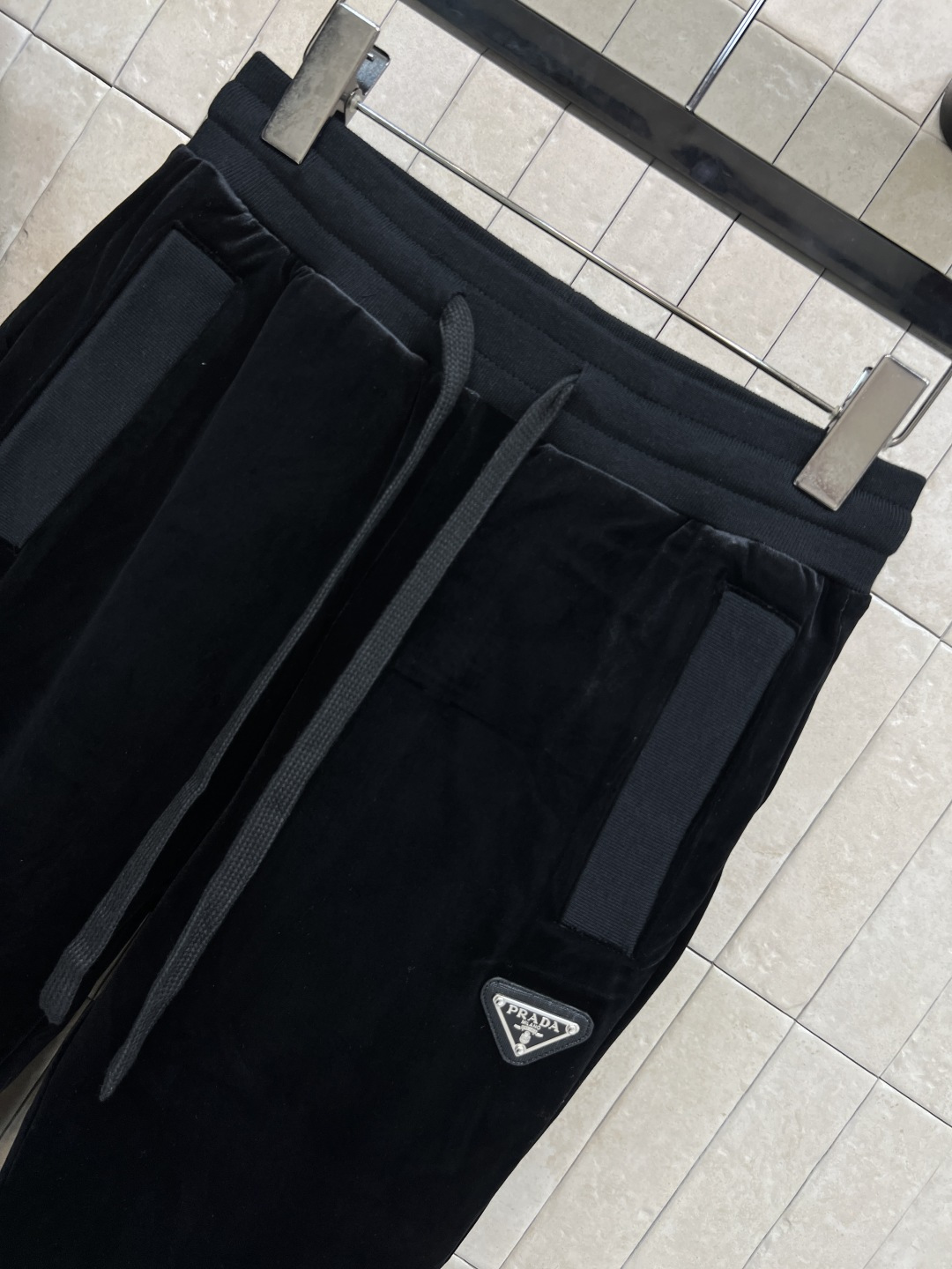 PD家 25秋冬新款 黑色丝绒运动套装 连帽拉链卫衣外套+高腰微喇叭裤 柔软丝绒材质 触感细腻又保暖 拉