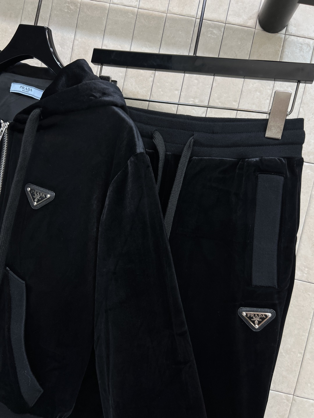 PD家 25秋冬新款 黑色丝绒运动套装 连帽拉链卫衣外套+高腰微喇叭裤 柔软丝绒材质 触感细腻又保暖 拉