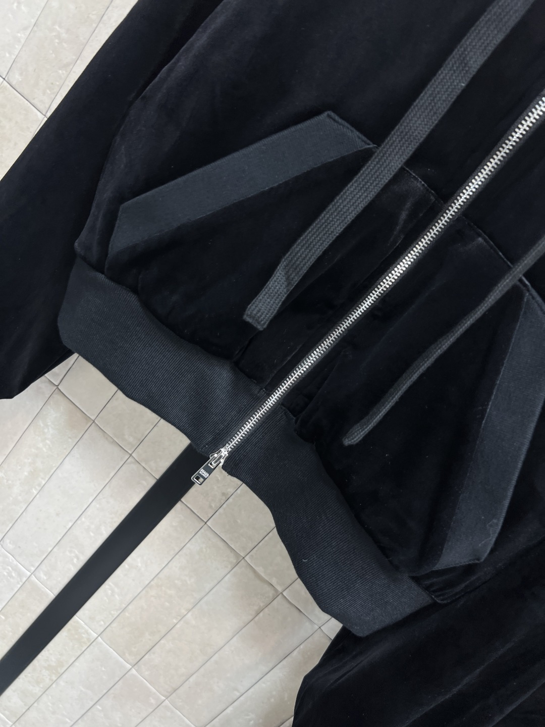 PD家 25秋冬新款 黑色丝绒运动套装 连帽拉链卫衣外套+高腰微喇叭裤 柔软丝绒材质 触感细腻又保暖 拉