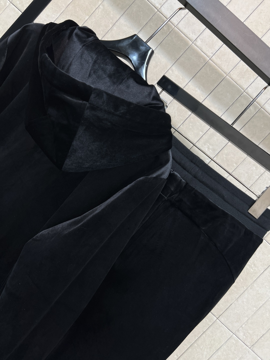 PD家 25秋冬新款 黑色丝绒运动套装 连帽拉链卫衣外套+高腰微喇叭裤 柔软丝绒材质 触感细腻又保暖 拉