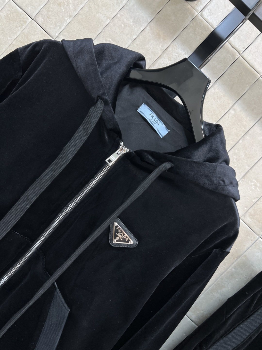 PD家 25秋冬新款 黑色丝绒运动套装 连帽拉链卫衣外套+高腰微喇叭裤 柔软丝绒材质 触感细腻又保暖 拉