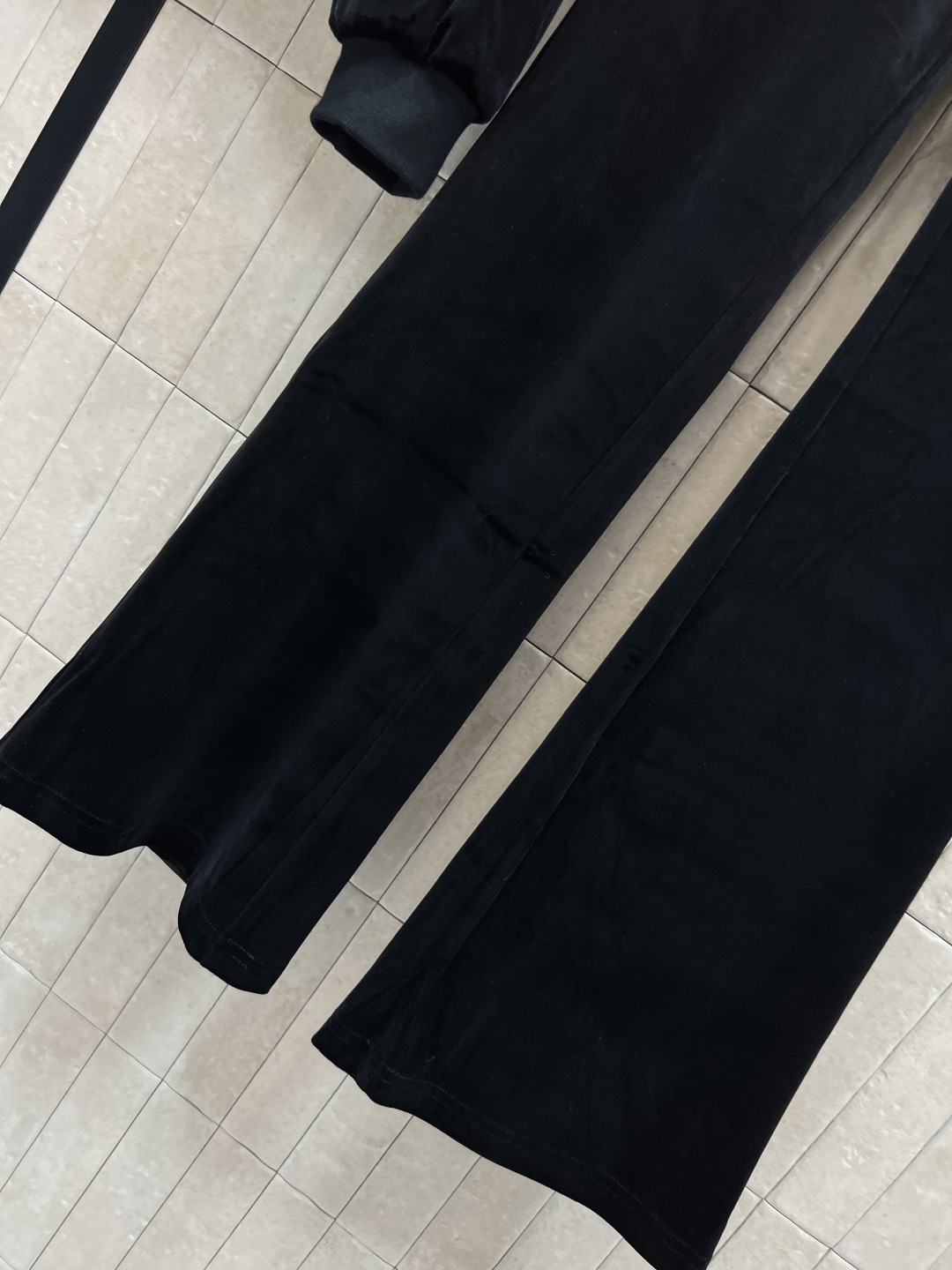 PD家 25秋冬新款 黑色丝绒运动套装 连帽拉链卫衣外套+高腰微喇叭裤 柔软丝绒材质 触感细腻又保暖 拉