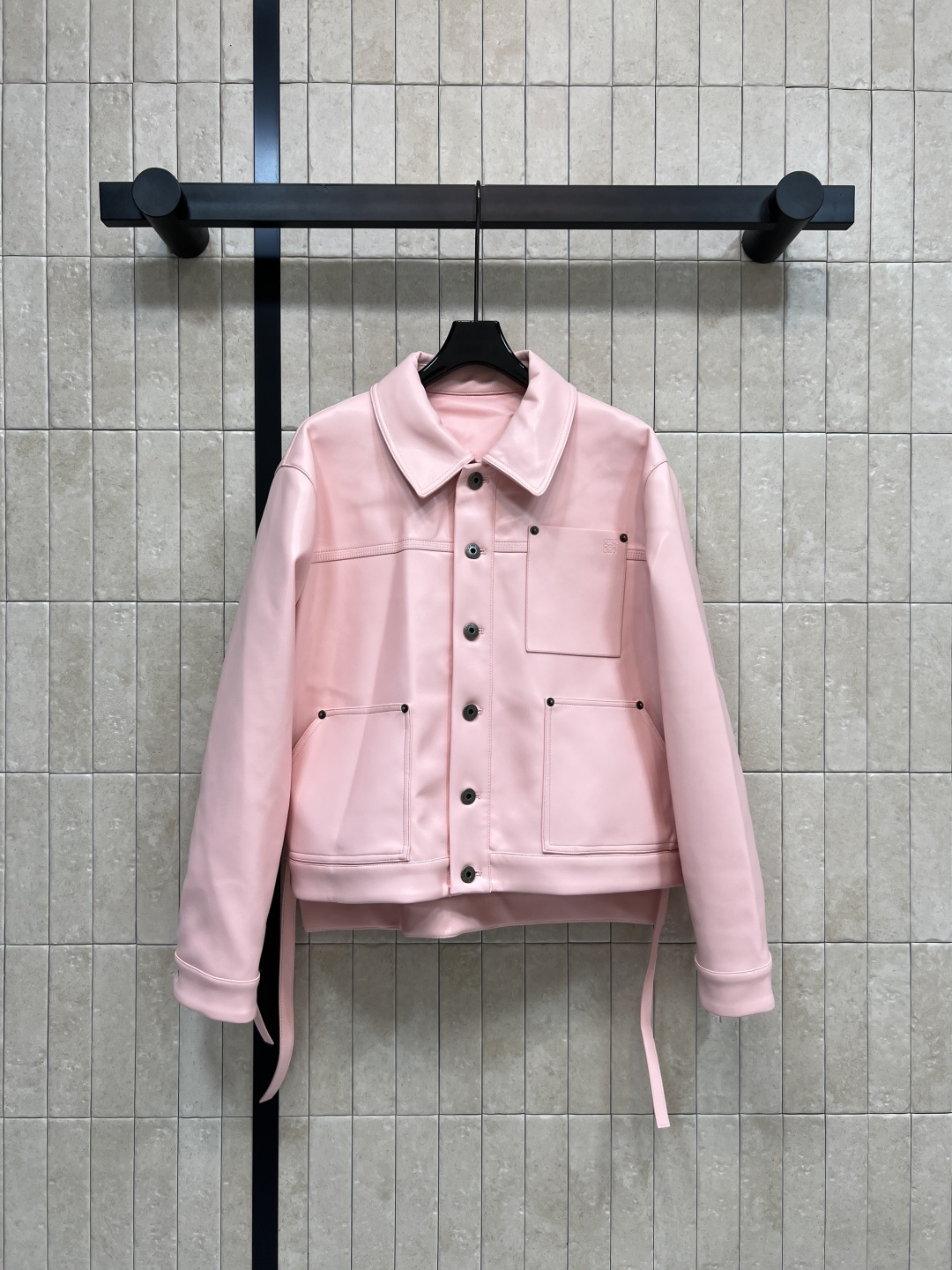 NO:567070,LW Home 25 new autumn and winter style pink leather jacket, classic lapels + short front and long back tailoring, adjustable waistbands on both sides, sweet and cool style, easy to handle, pink is gentle and not greasy, looks great with jeans or skirts, can be easily worn for daily outings and dates, one color, three sizes, skirts, jeans, jackets & coats, leather jacket, alexander wang19860909LW家 25秋冬新款 粉色皮衣外套 经典翻领+前短后长剪裁 两侧腰带可调节 甜酷风轻松拿捏 粉色温柔不腻 搭配牛仔裤或裙装都很出彩 日常出街、约会都能轻松驾驭 一色三码,,skirts,jeans,jackets & coats,leather jacket,alexander wang,Women's clothing