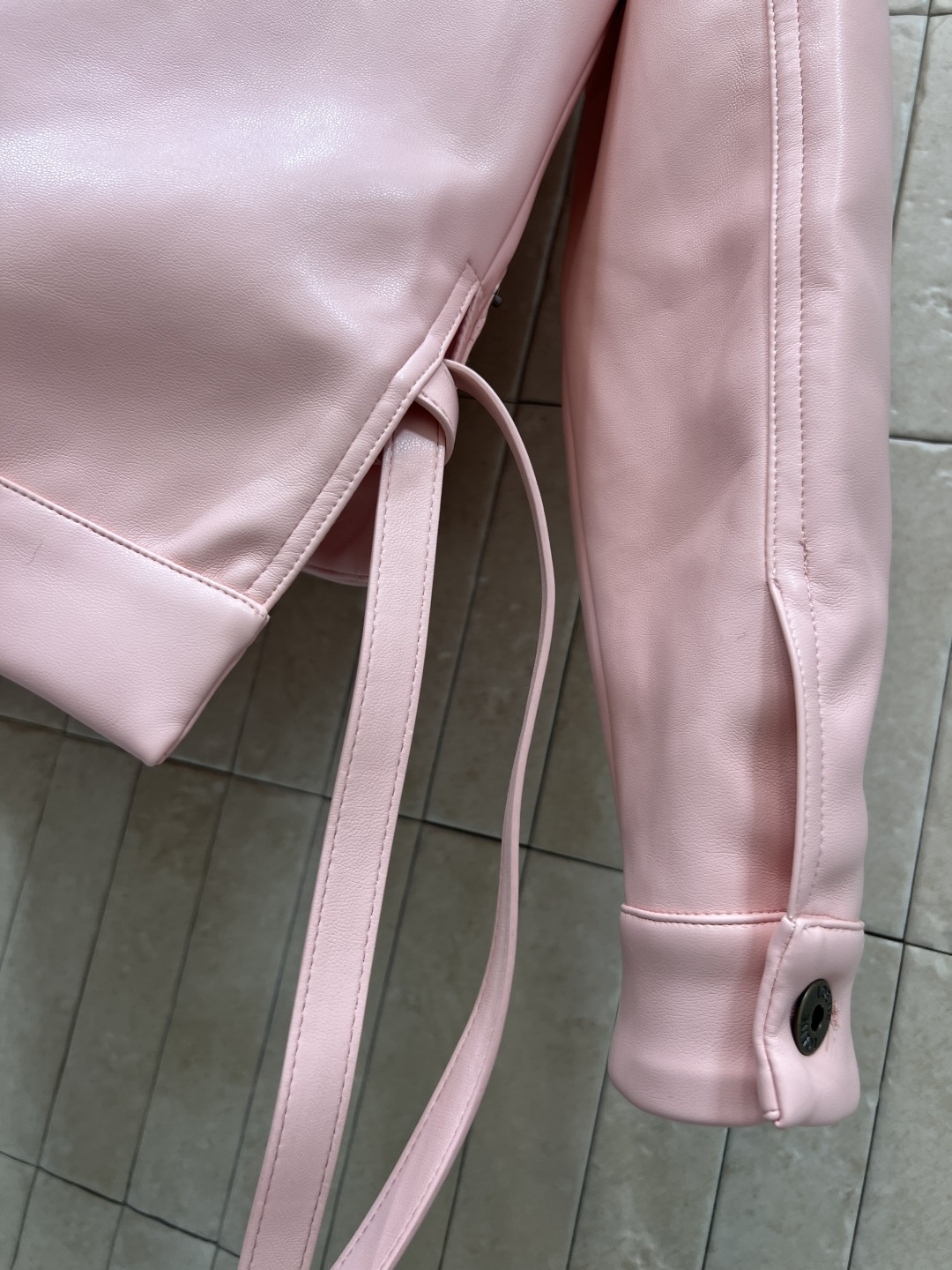 LW家 25秋冬新款 粉色皮衣外套 经典翻领+前短后长剪裁 两侧腰带可调节 甜酷风轻松拿捏 粉色温柔不腻