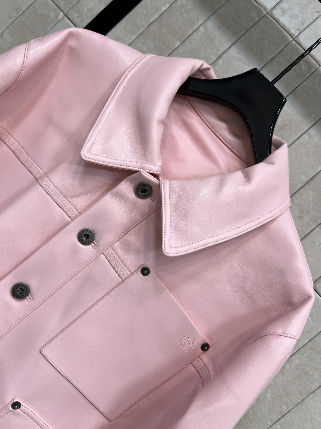 LW家 25秋冬新款 粉色皮衣外套 经典翻领+前短后长剪裁 两侧腰带可调节 甜酷风轻松拿捏 粉色温柔不腻