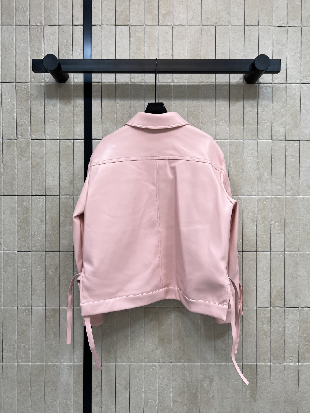 LW家 25秋冬新款 粉色皮衣外套 经典翻领+前短后长剪裁 两侧腰带可调节 甜酷风轻松拿捏 粉色温柔不腻