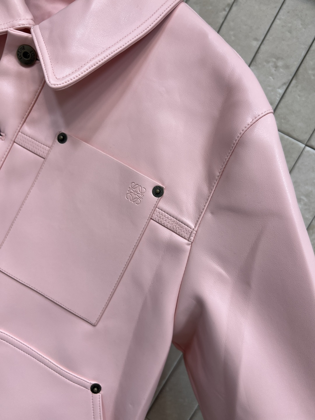 LW家 25秋冬新款 粉色皮衣外套 经典翻领+前短后长剪裁 两侧腰带可调节 甜酷风轻松拿捏 粉色温柔不腻