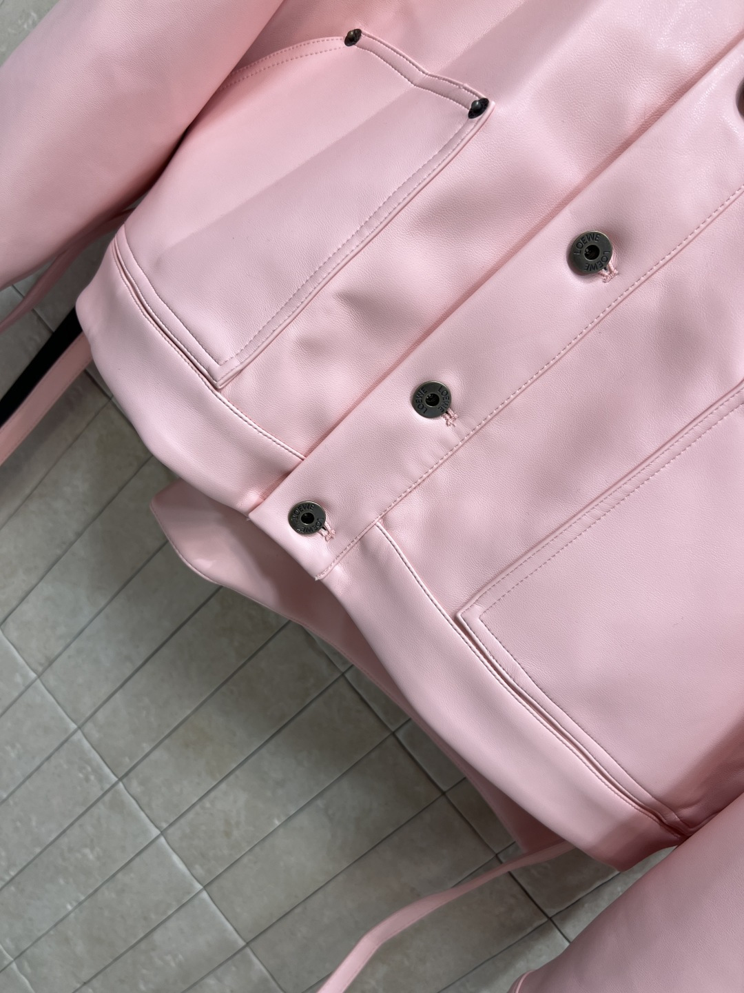 LW家 25秋冬新款 粉色皮衣外套 经典翻领+前短后长剪裁 两侧腰带可调节 甜酷风轻松拿捏 粉色温柔不腻