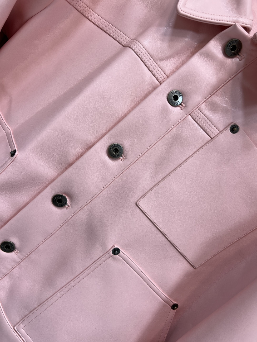 LW家 25秋冬新款 粉色皮衣外套 经典翻领+前短后长剪裁 两侧腰带可调节 甜酷风轻松拿捏 粉色温柔不腻